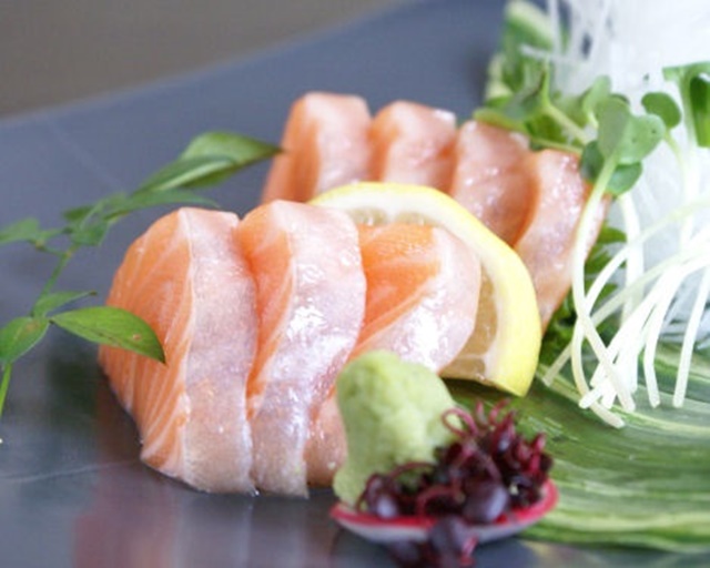 Salmon Sashimi: 生サーモン造り